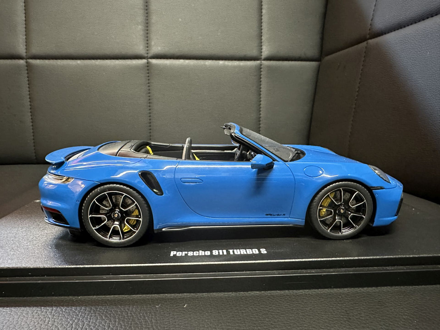 Porsche 911 Turbo S 992 Cabrio blue Limitiert 1:18 GT Spirit GT441 Порше 911 Турбо С Кабрио син Лимитирана