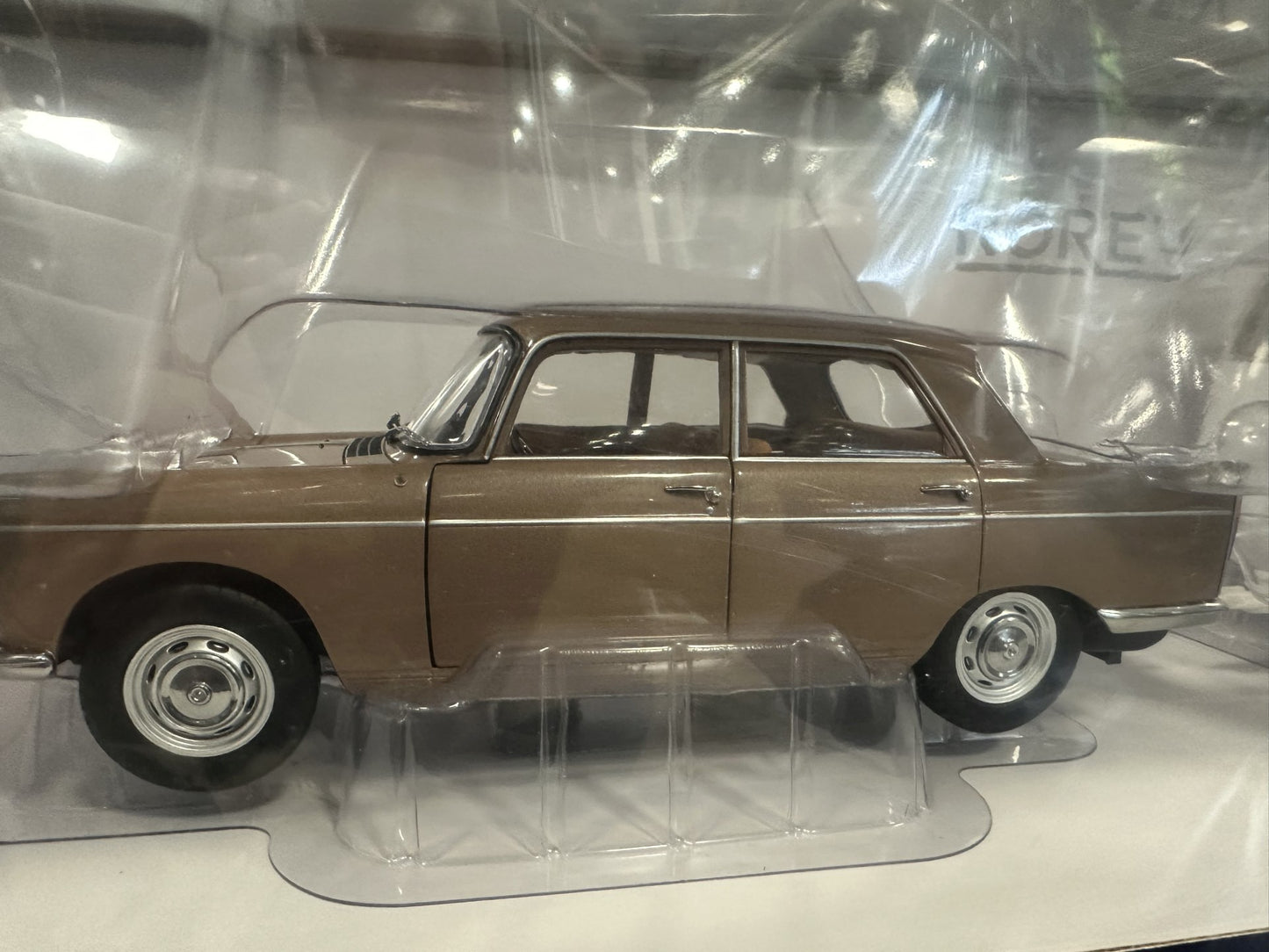 Peugeot 404 1965 Caravan Henon brown/white 1:18 NOREV 184837 Пежо 404 Каравана кафяв/бял