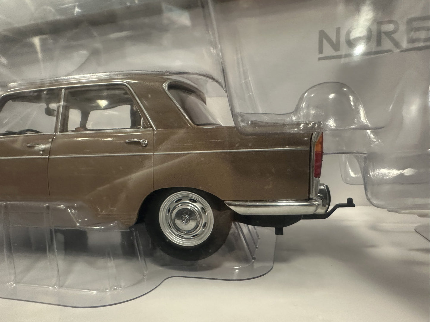 Peugeot 404 1965 Caravan Henon brown/white 1:18 NOREV 184837 Пежо 404 Каравана кафяв/бял