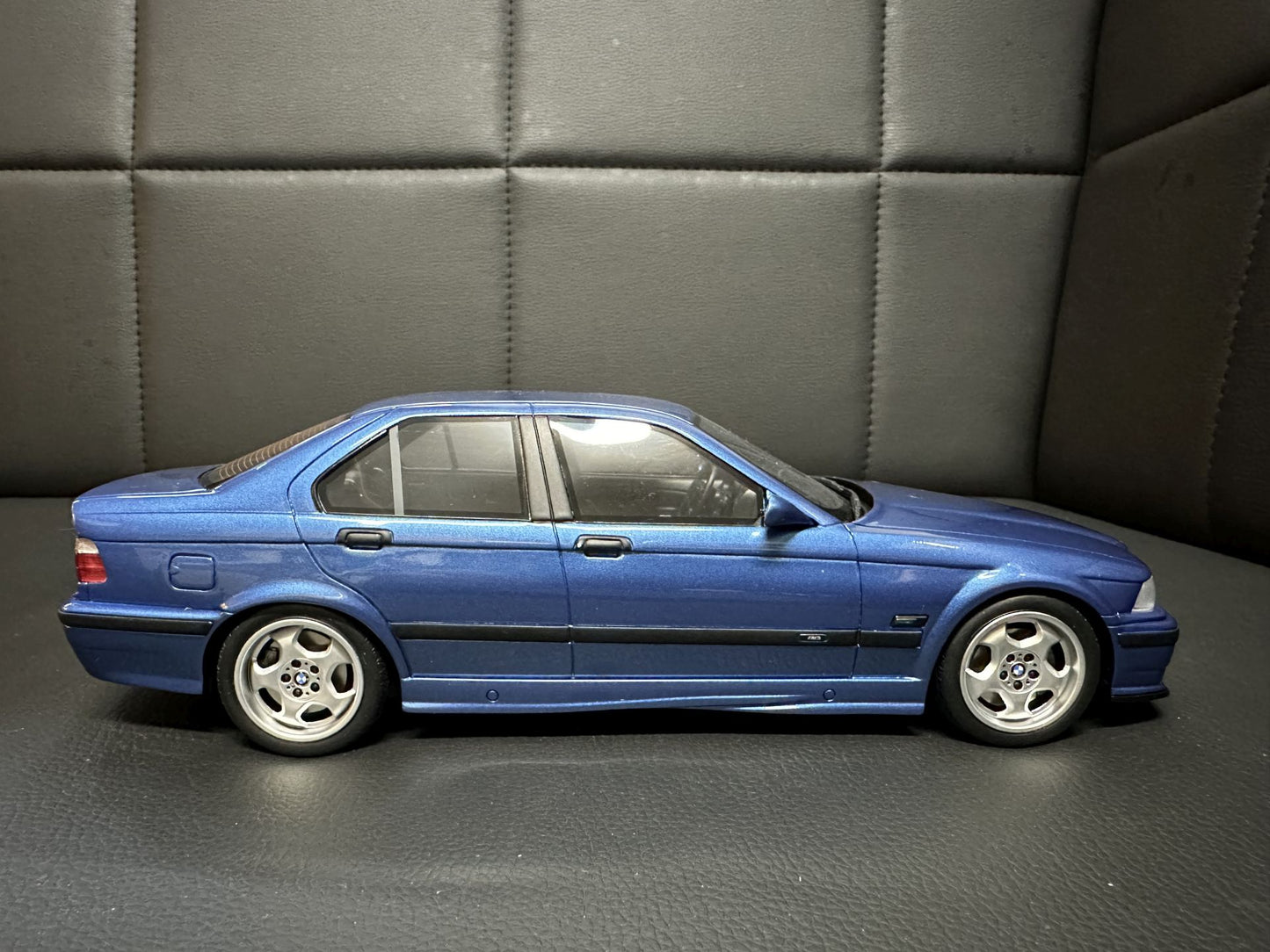 Bmw M3 E36 Limousine blue Limitiert 1572/3000 1:18 OTTO OT1082 Бмв M3 Е36 син Лимитирана