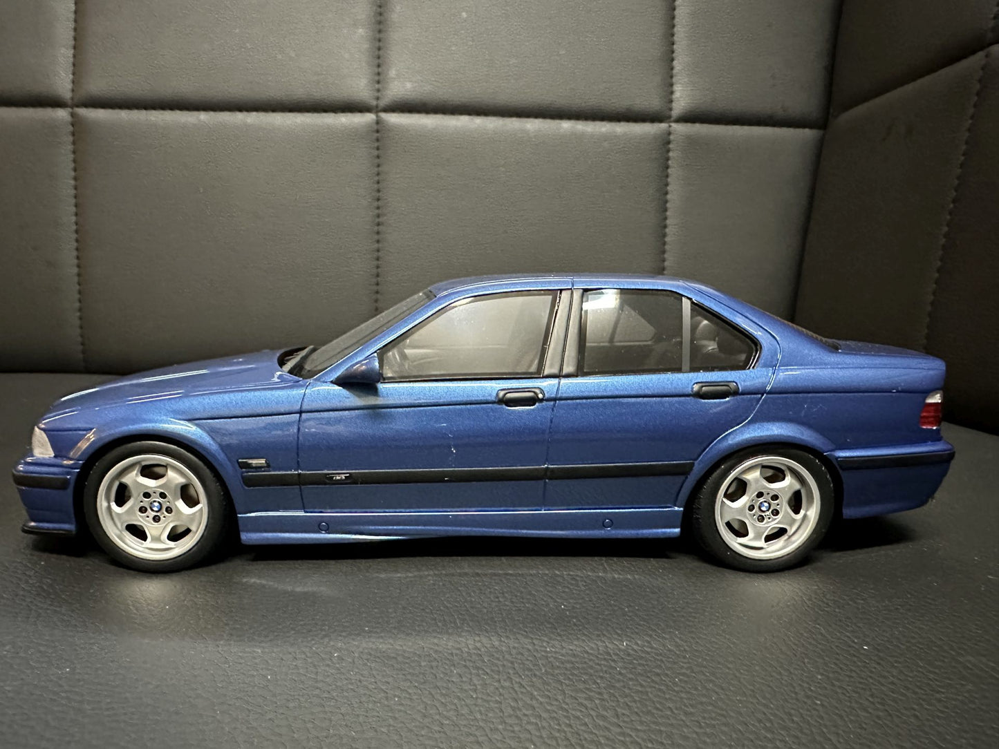 Bmw M3 E36 Limousine blue Limitiert 1572/3000 1:18 OTTO OT1082 Бмв M3 Е36 син Лимитирана