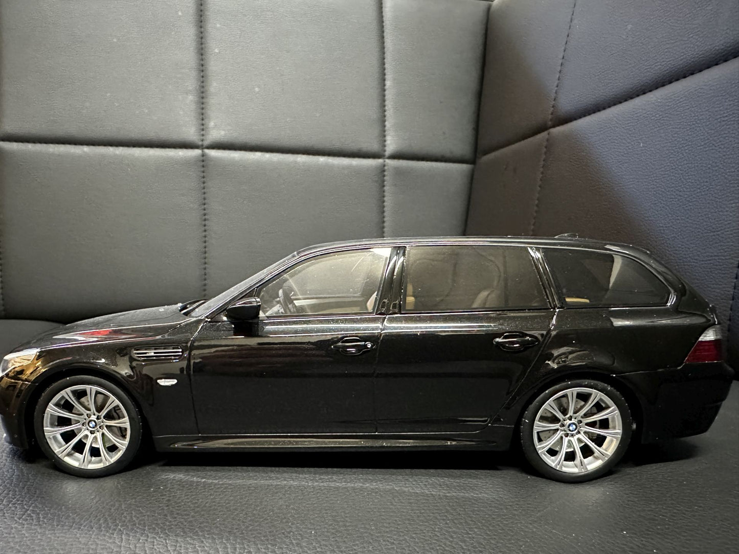 Bmw M5 E61 Kombi black Limitiert 2817/4000 1:18 OTTO OT1020 Бмв M5 Е61 Комби черен Лимитирана