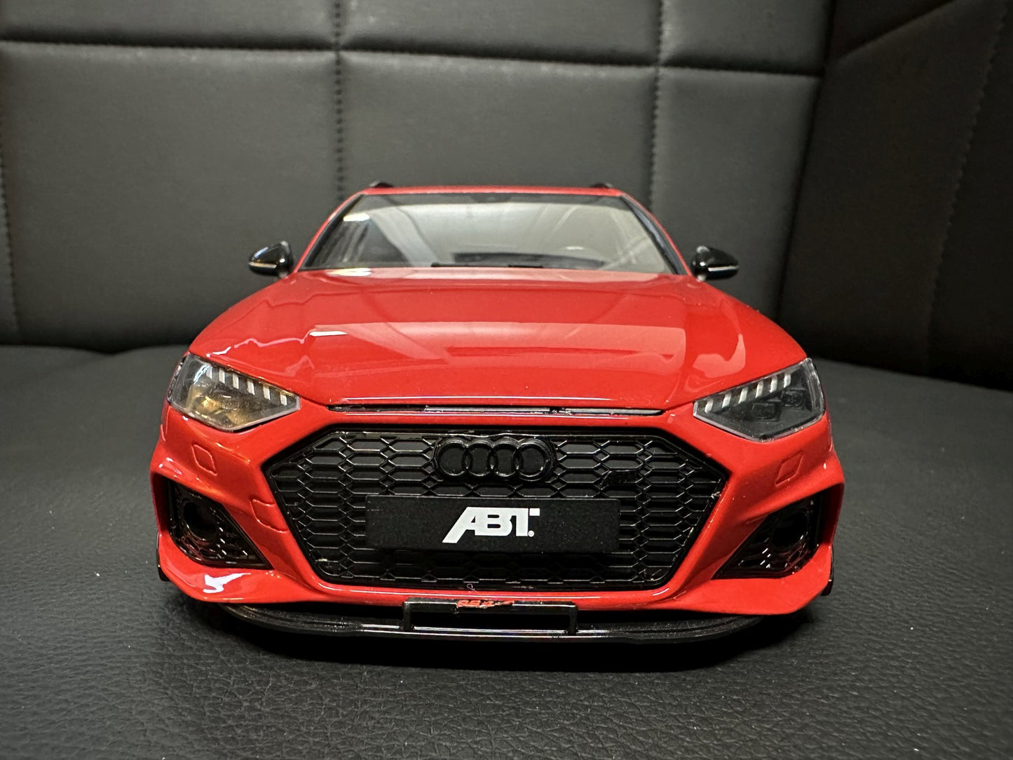 Audi RS4 ABT Kombi red Limitiert 383/1300 1:18 GT Spirit GT850 Ауди РС4 АБТ червен Комби Лимитирана