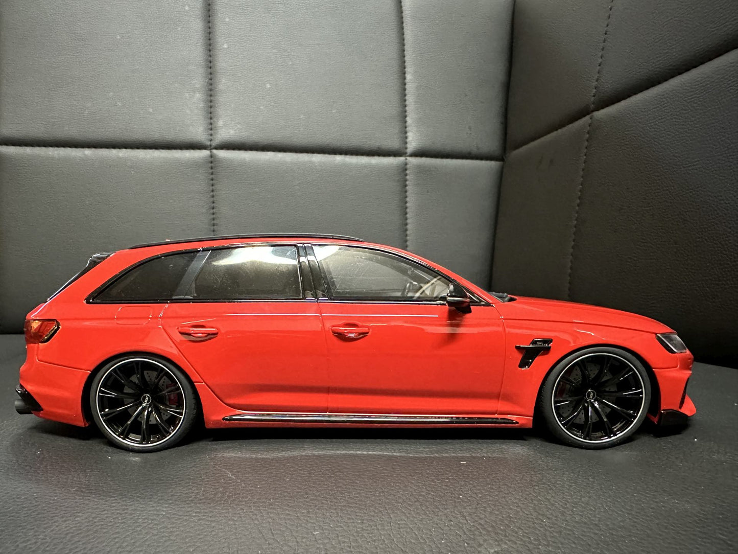 Audi RS4 ABT Kombi red Limitiert 383/1300 1:18 GT Spirit GT850 Ауди РС4 АБТ червен Комби Лимитирана