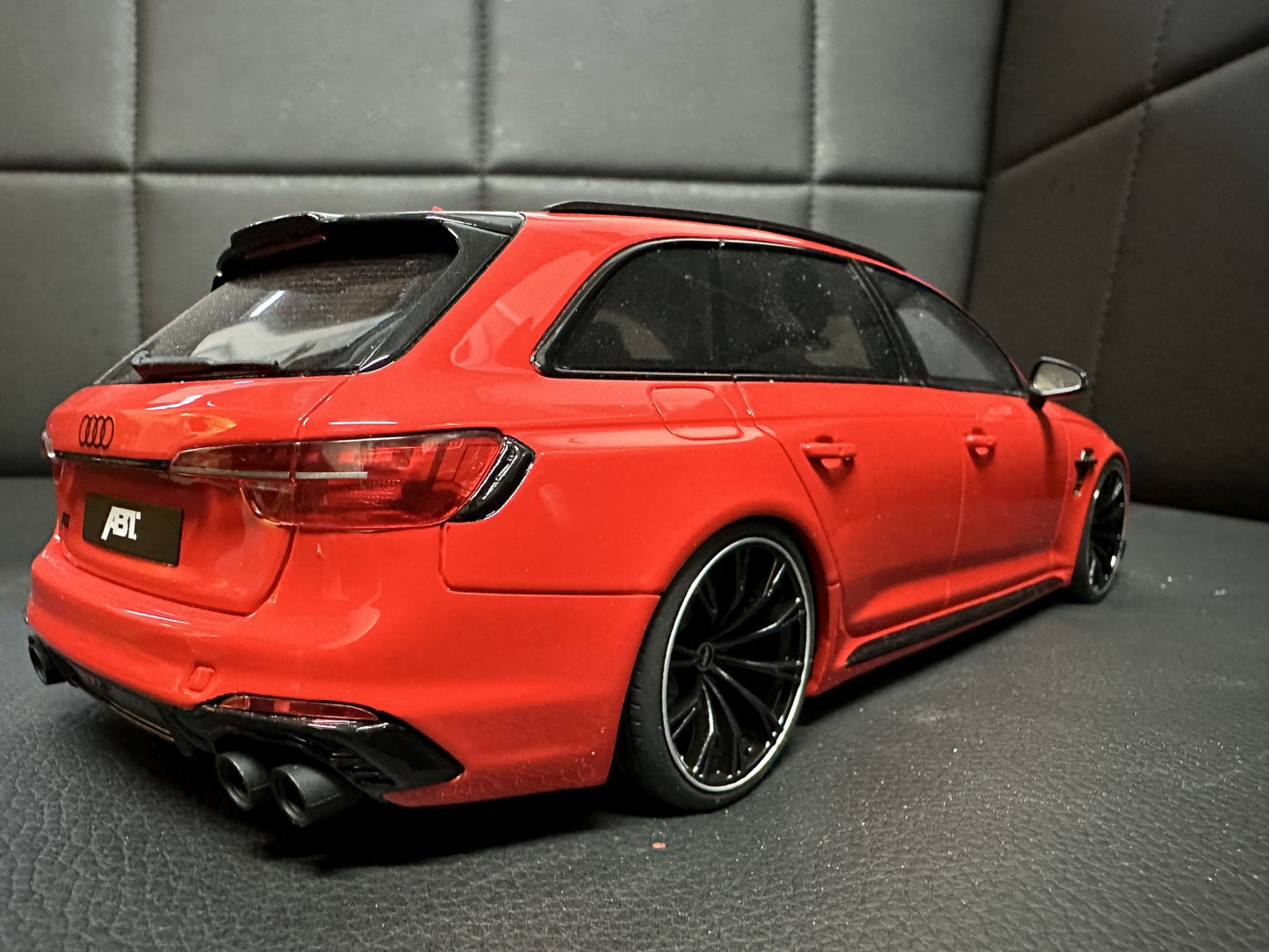 Audi RS4 ABT Kombi red Limitiert 383/1300 1:18 GT Spirit GT850 Ауди РС4 АБТ червен Комби Лимитирана