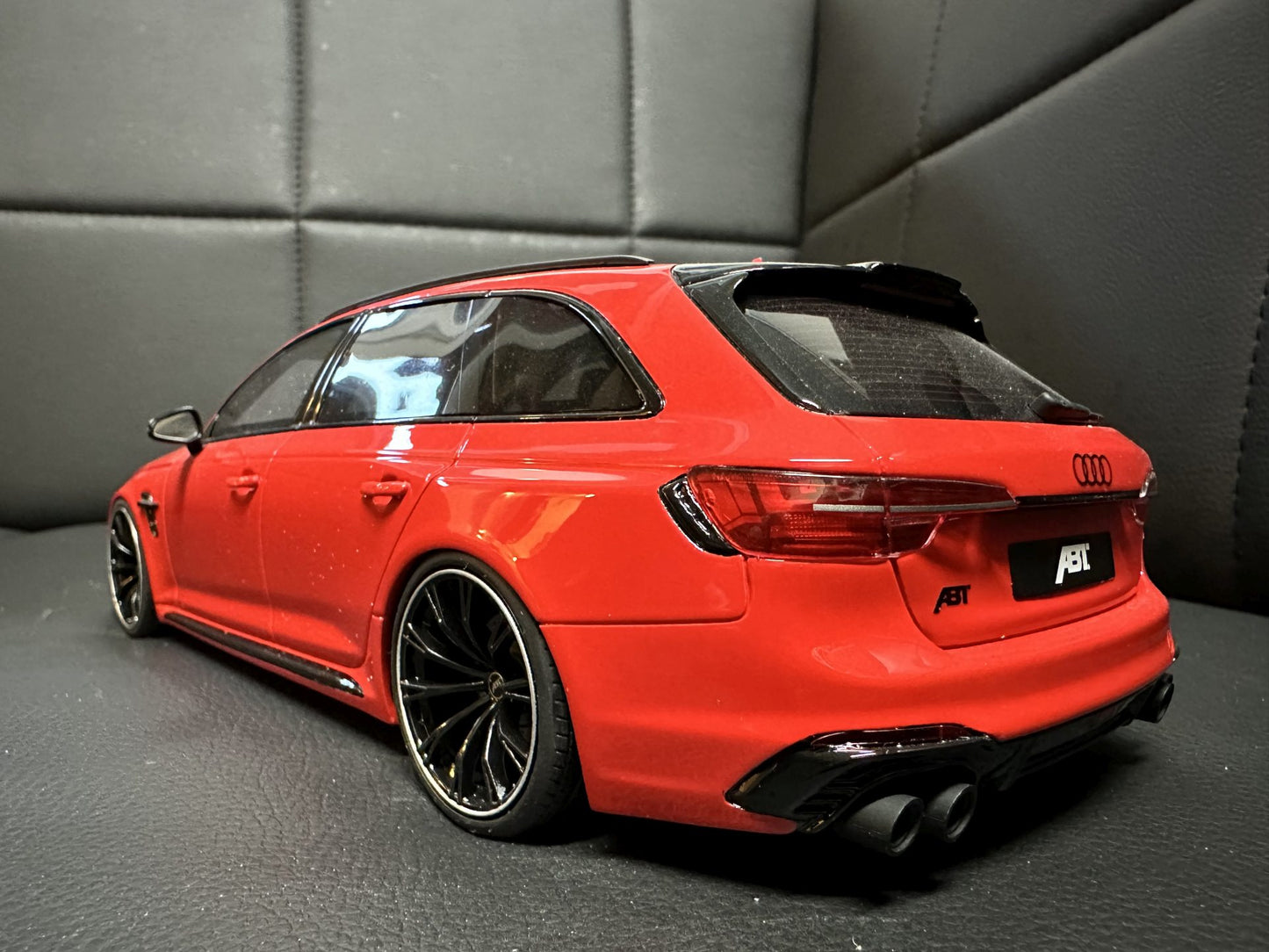 Audi RS4 ABT Kombi red Limitiert 383/1300 1:18 GT Spirit GT850 Ауди РС4 АБТ червен Комби Лимитирана