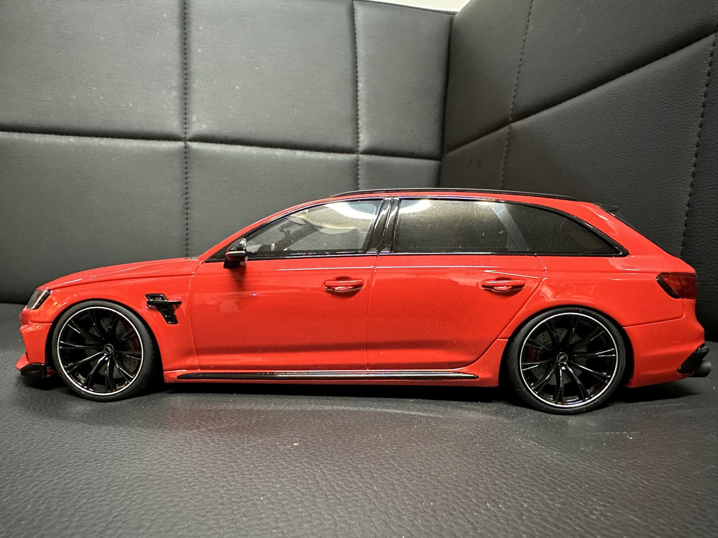 Audi RS4 ABT Kombi red Limitiert 383/1300 1:18 GT Spirit GT850 Ауди РС4 АБТ червен Комби Лимитирана