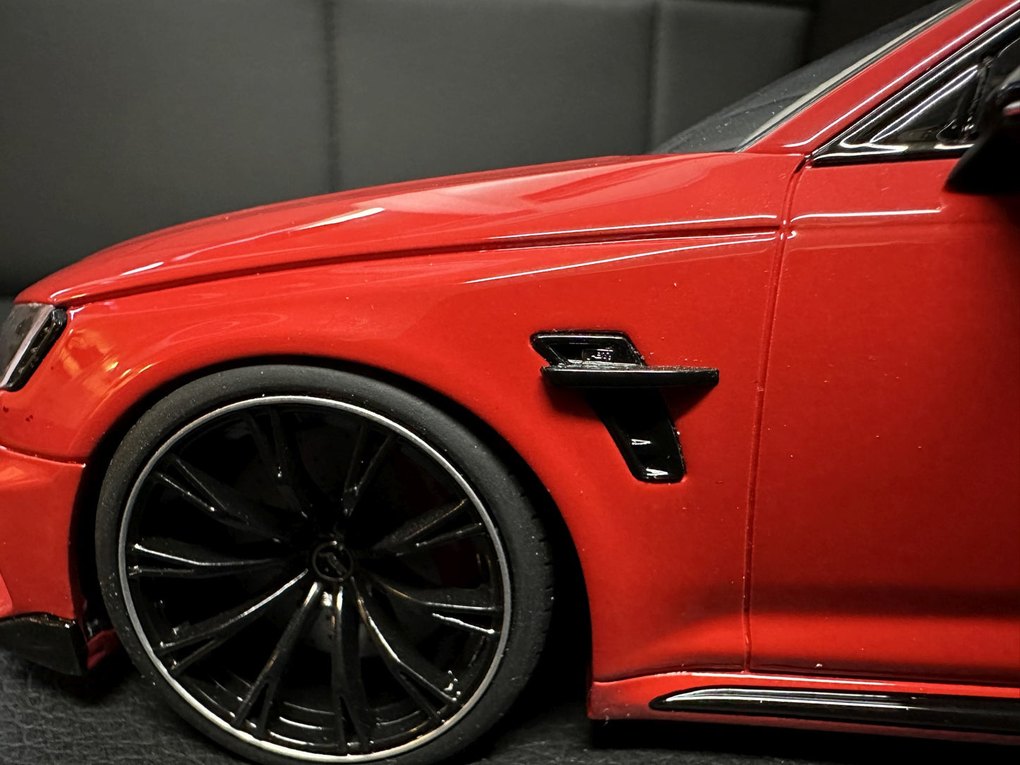 Audi RS4 ABT Kombi red Limitiert 383/1300 1:18 GT Spirit GT850 Ауди РС4 АБТ червен Комби Лимитирана