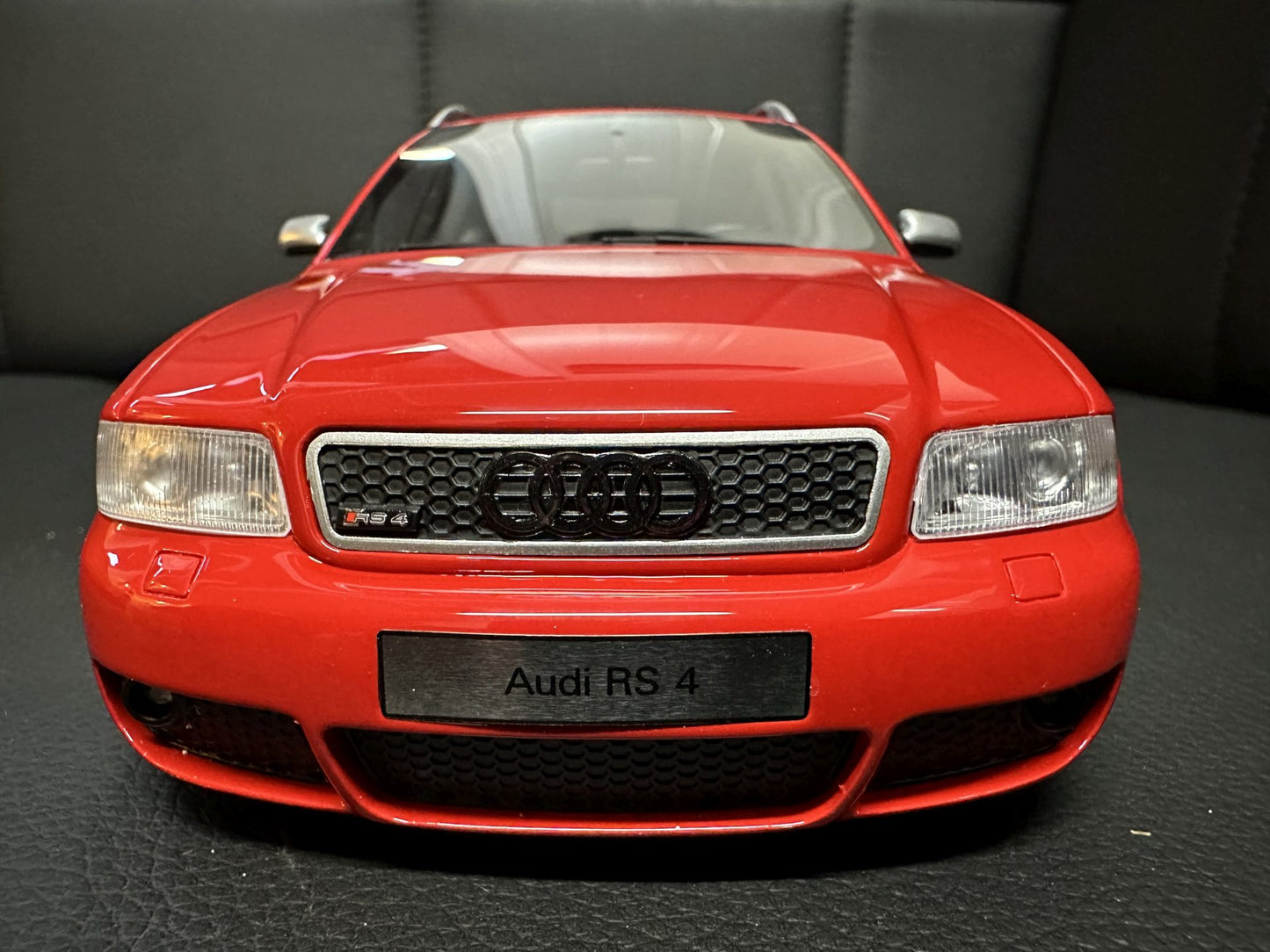 Audi RS4 B5 Kombi red Limitiert 560/2000 1:18 OTTO OT1026 Ауди РС4 червен Комби Лимитирана