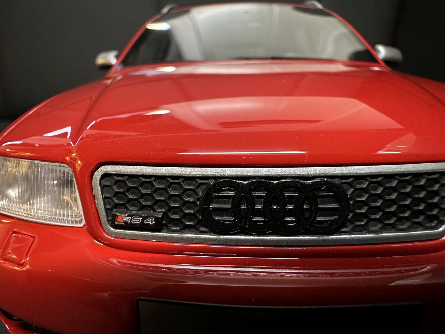 Audi RS4 B5 Kombi red Limitiert 560/2000 1:18 OTTO OT1026 Ауди РС4 червен Комби Лимитирана