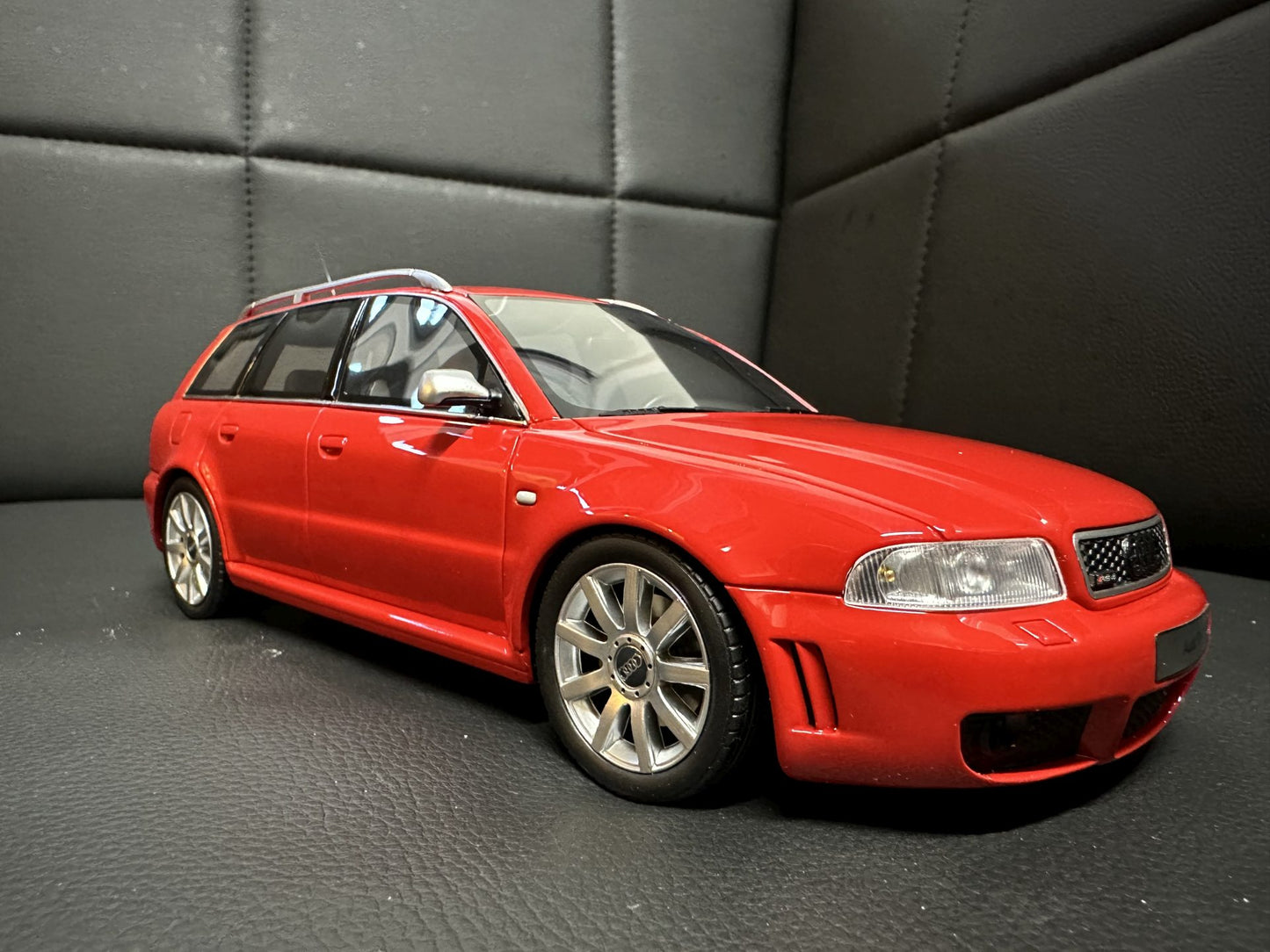 Audi RS4 B5 Kombi red Limitiert 560/2000 1:18 OTTO OT1026 Ауди РС4 червен Комби Лимитирана