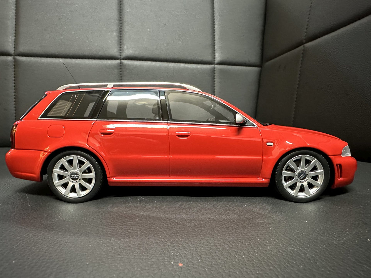 Audi RS4 B5 Kombi red Limitiert 560/2000 1:18 OTTO OT1026 Ауди РС4 червен Комби Лимитирана