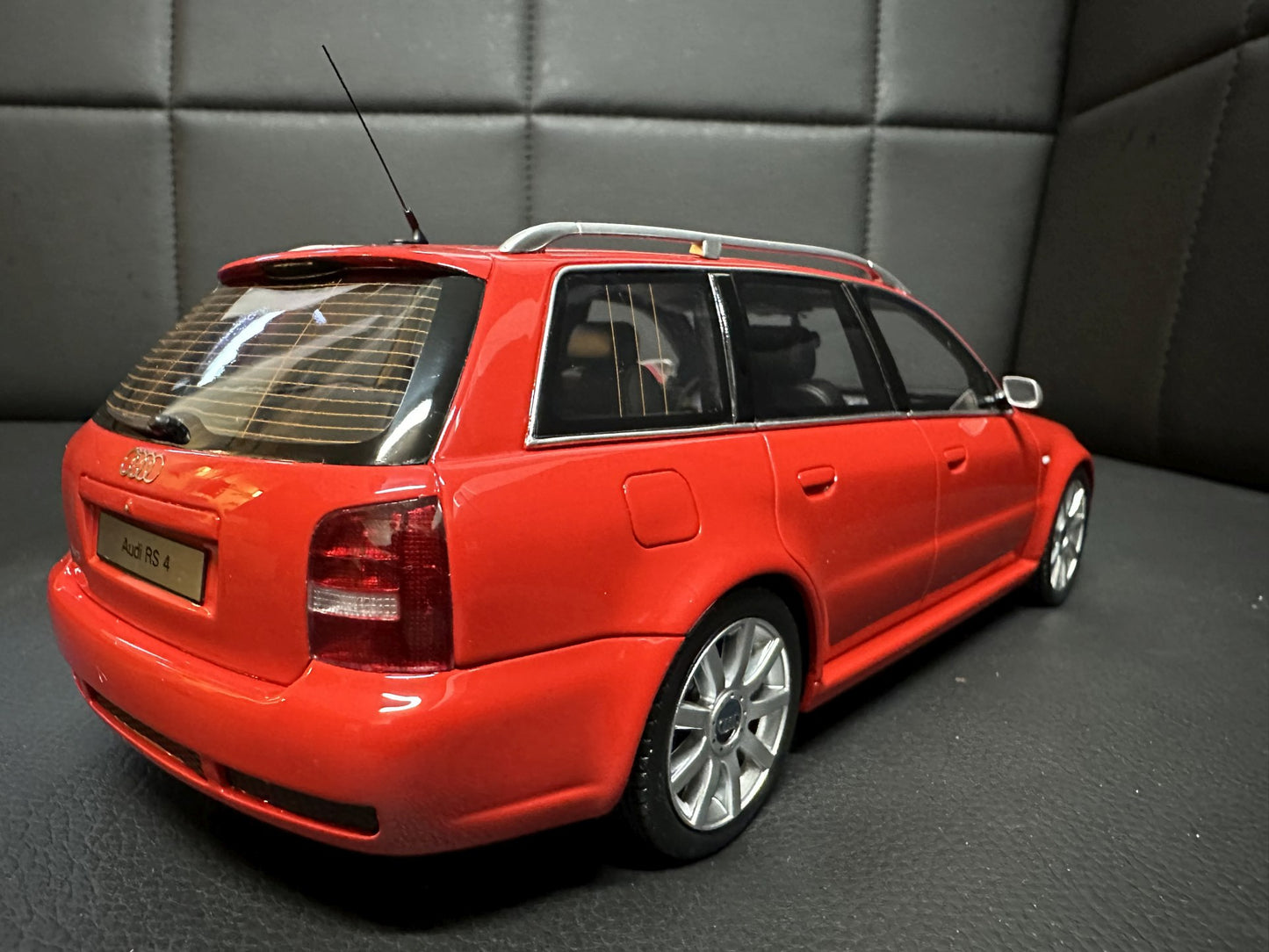 Audi RS4 B5 Kombi red Limitiert 560/2000 1:18 OTTO OT1026 Ауди РС4 червен Комби Лимитирана