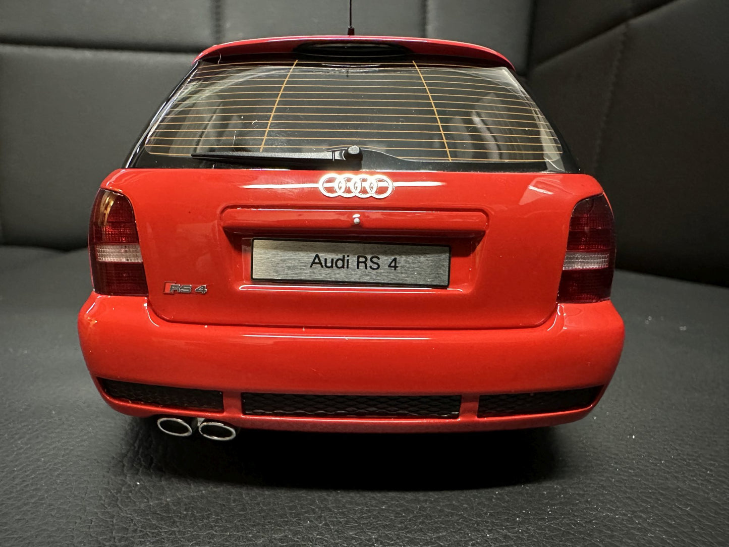 Audi RS4 B5 Kombi red Limitiert 560/2000 1:18 OTTO OT1026 Ауди РС4 червен Комби Лимитирана