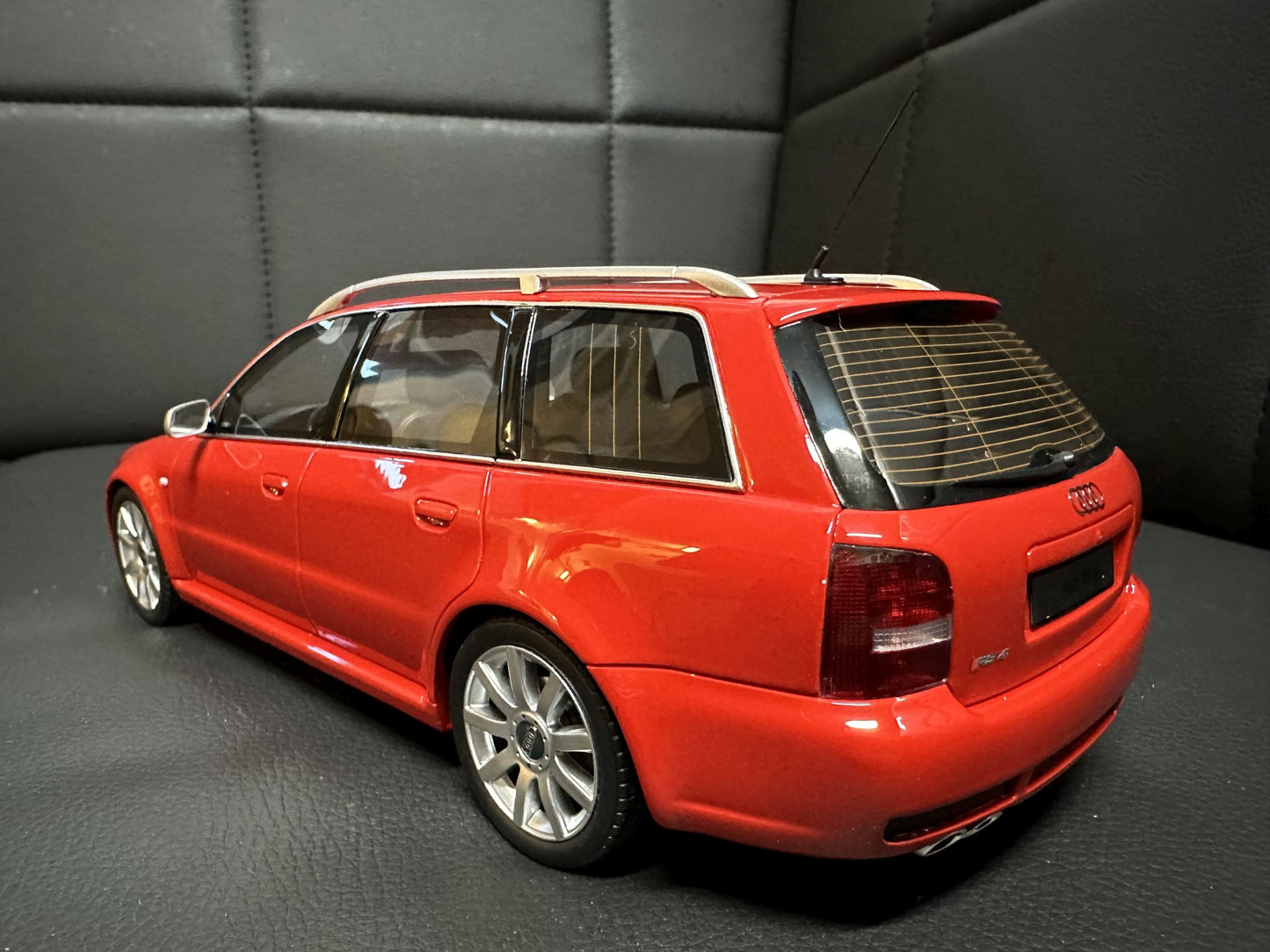 Audi RS4 B5 Kombi red Limitiert 560/2000 1:18 OTTO OT1026 Ауди РС4 червен Комби Лимитирана