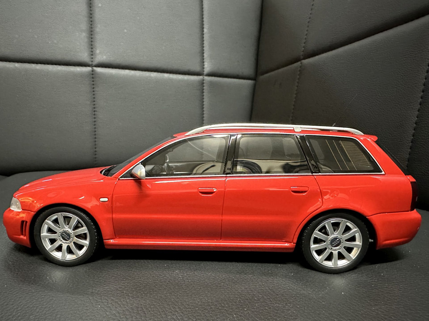 Audi RS4 B5 Kombi red Limitiert 560/2000 1:18 OTTO OT1026 Ауди РС4 червен Комби Лимитирана