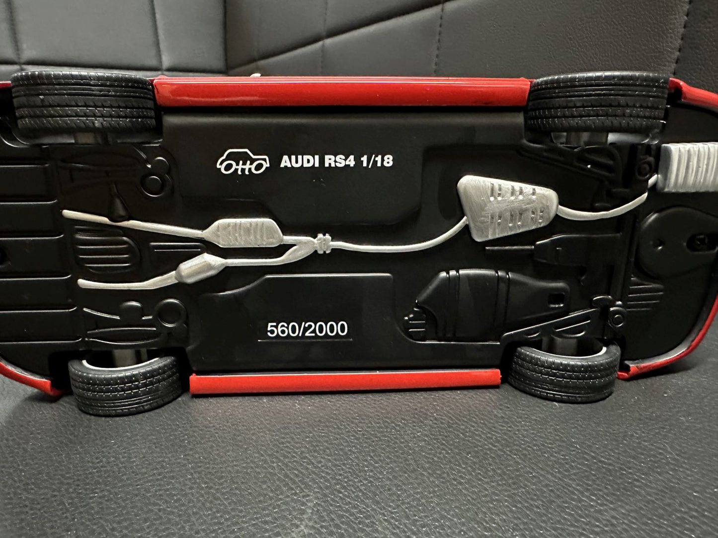 Audi RS4 B5 Kombi red Limitiert 560/2000 1:18 OTTO OT1026 Ауди РС4 червен Комби Лимитирана