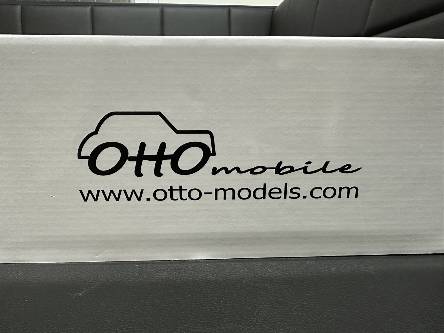 Audi RS4 B5 Kombi red Limitiert 560/2000 1:18 OTTO OT1026 Ауди РС4 червен Комби Лимитирана