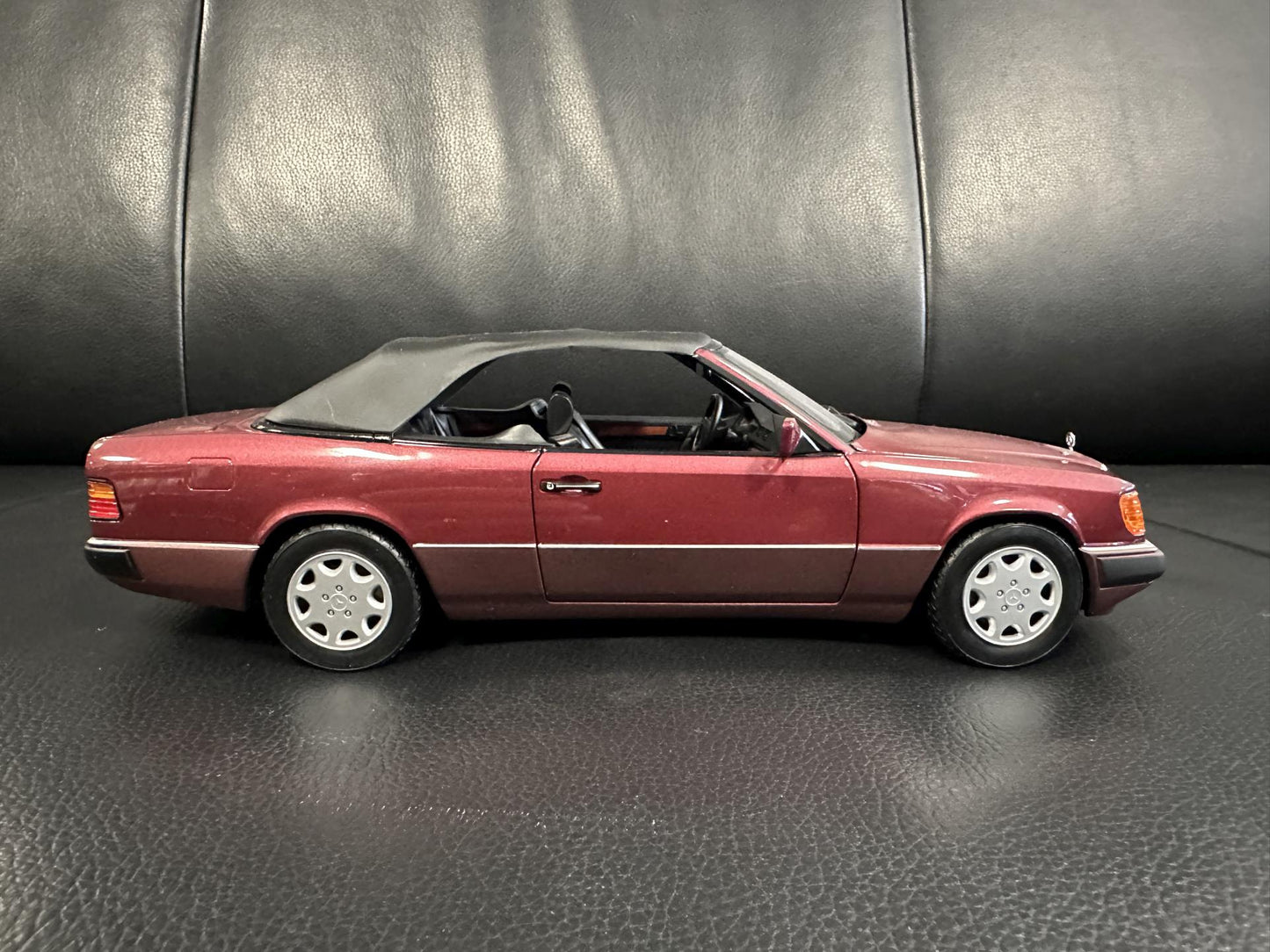 Mercedes Benz 300CE-24 Cabrio red 1:18 NOREV B66040616 Мерцедес Бенц 300CE червен отваряем