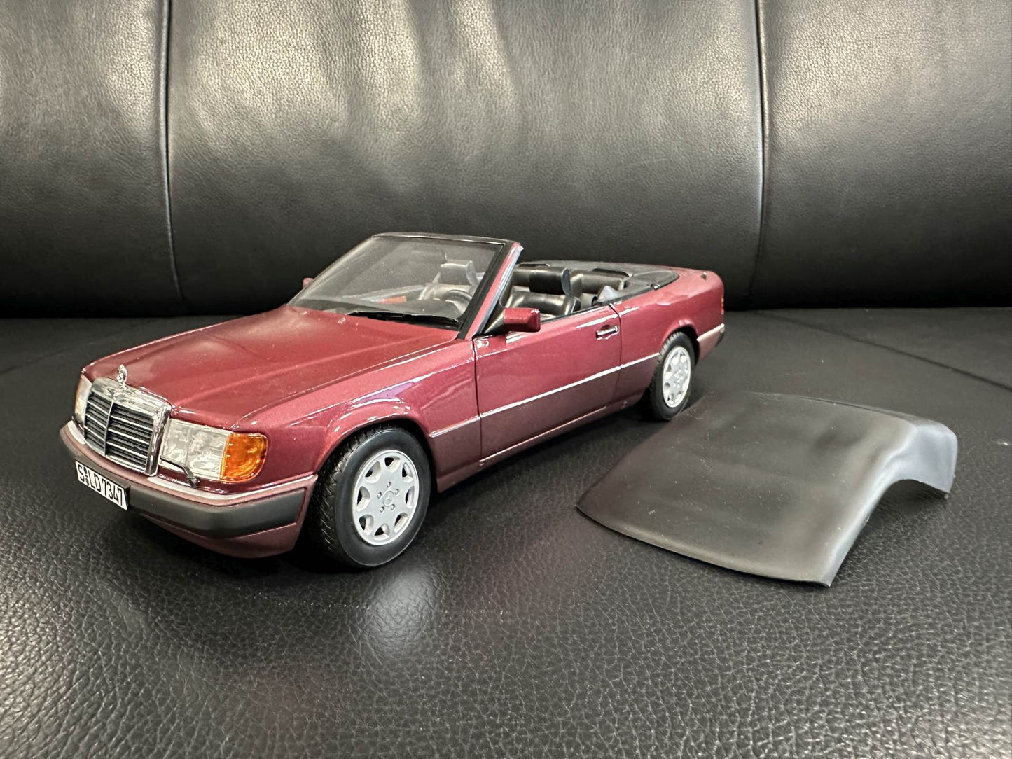 Mercedes Benz 300CE-24 Cabrio red 1:18 NOREV B66040616 Мерцедес Бенц 300CE червен отваряем