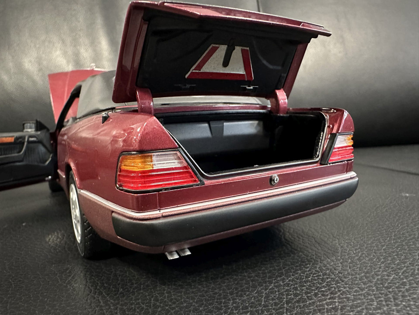 Mercedes Benz 300CE-24 Cabrio red 1:18 NOREV B66040616 Мерцедес Бенц 300CE червен отваряем
