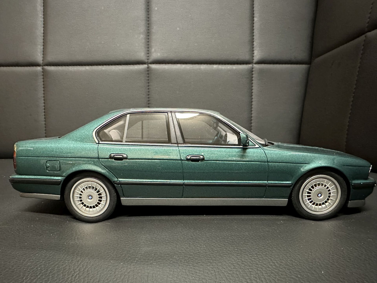 Bmw M5 E34 Limousine green Limitiert 2432/3000 1:18 OTTO OT968 Бмв M5 Е34 зелен Лимитирана