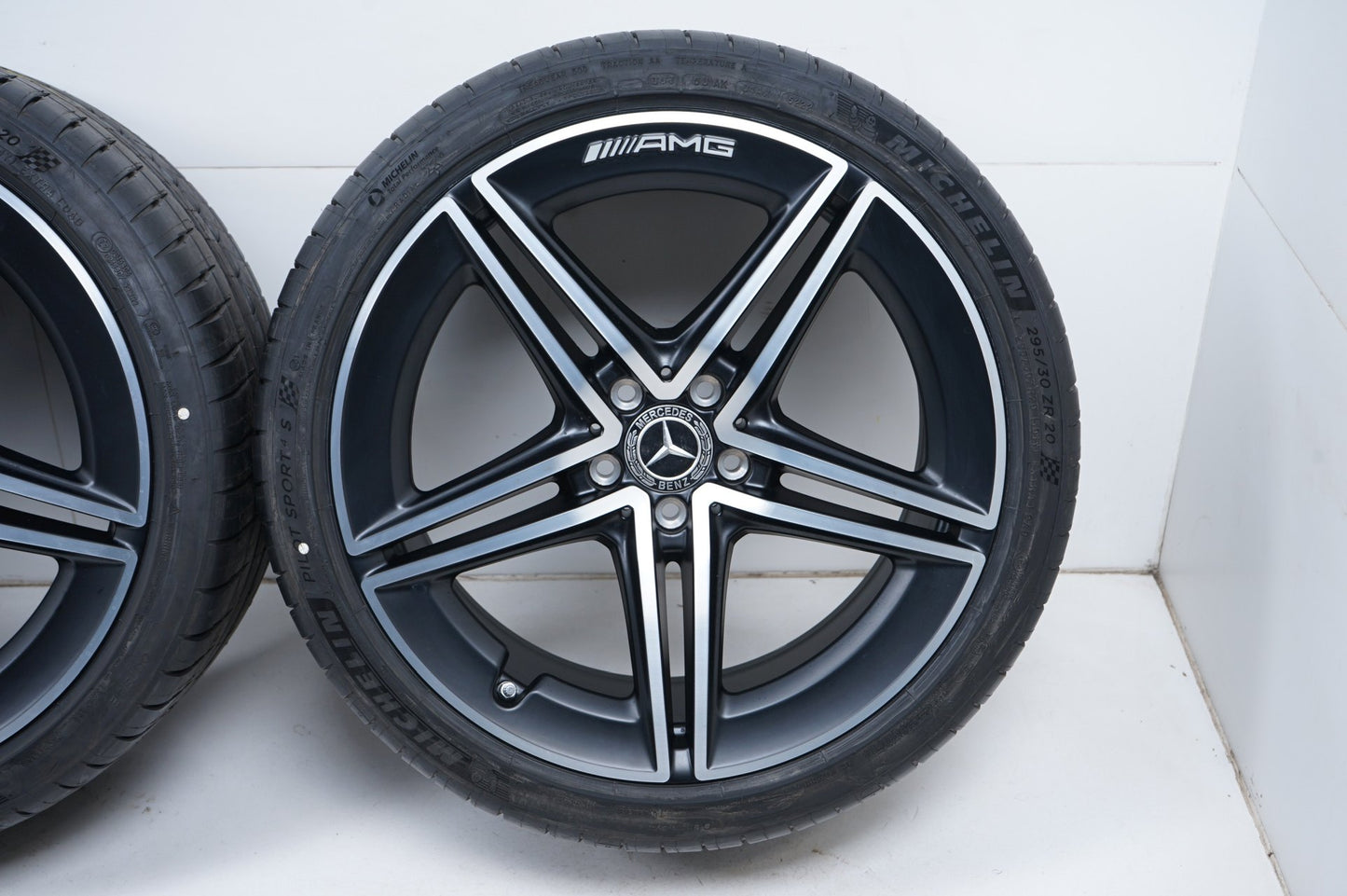 Като Нови Оригинал Mercedes E63 AMG W213 20 Zoll Мерцедес E63 AMG W213 20 цола летен комплект летни гуми
