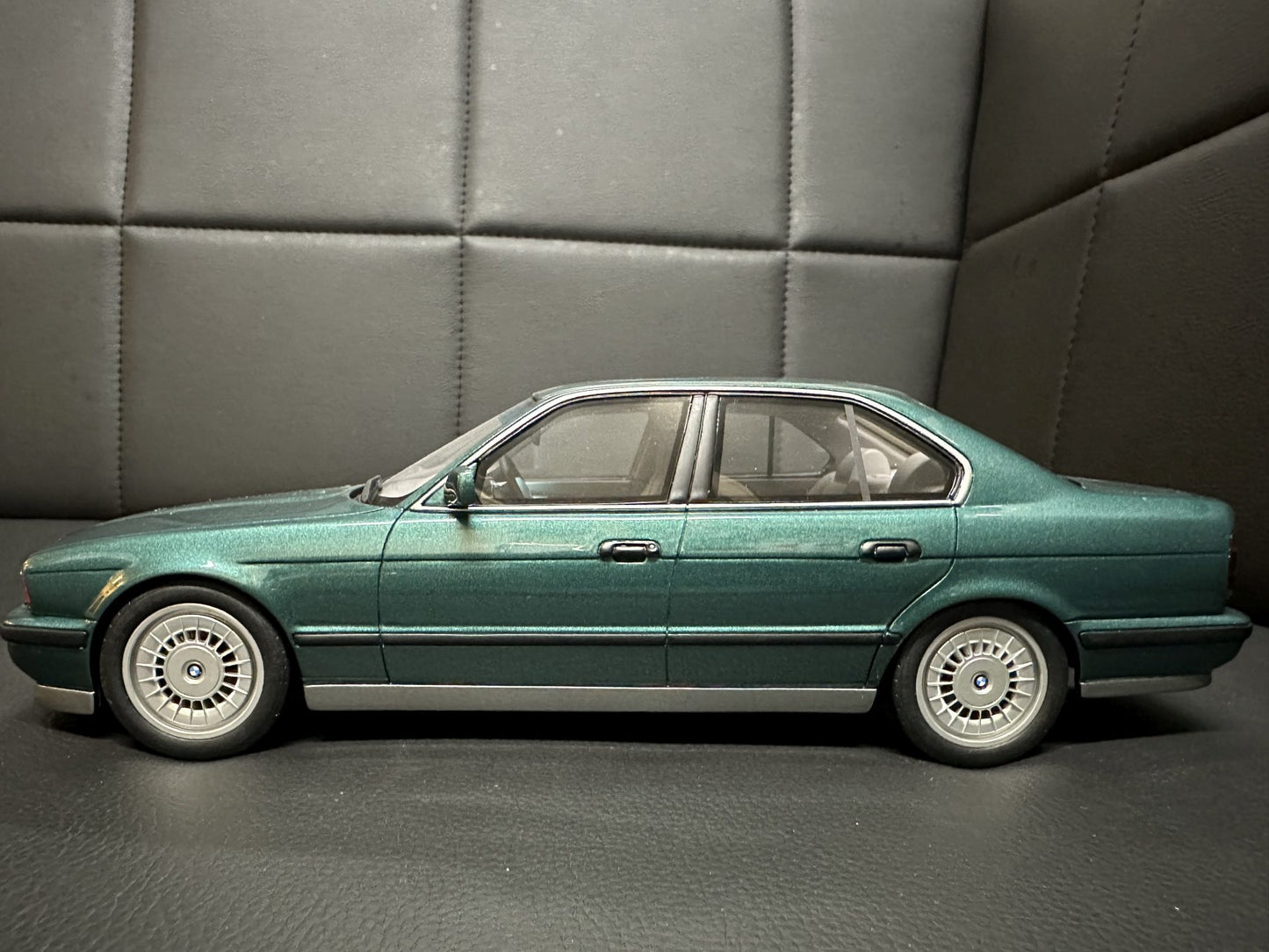 Bmw M5 E34 Limousine green Limitiert 2432/3000 1:18 OTTO OT968 Бмв M5 Е34 зелен Лимитирана
