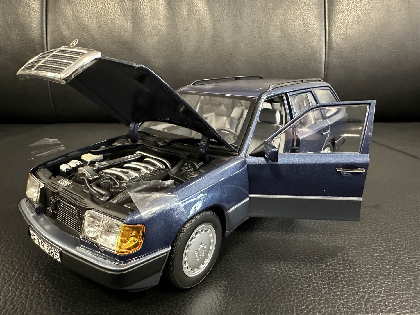 Mercedes Benz 300D 1990 W124 blue 1:18 NOREV 183962 Limitiert 1000pcs Мерцедес Бенц 300Д 1990 син Лимитирана 1000 бройки