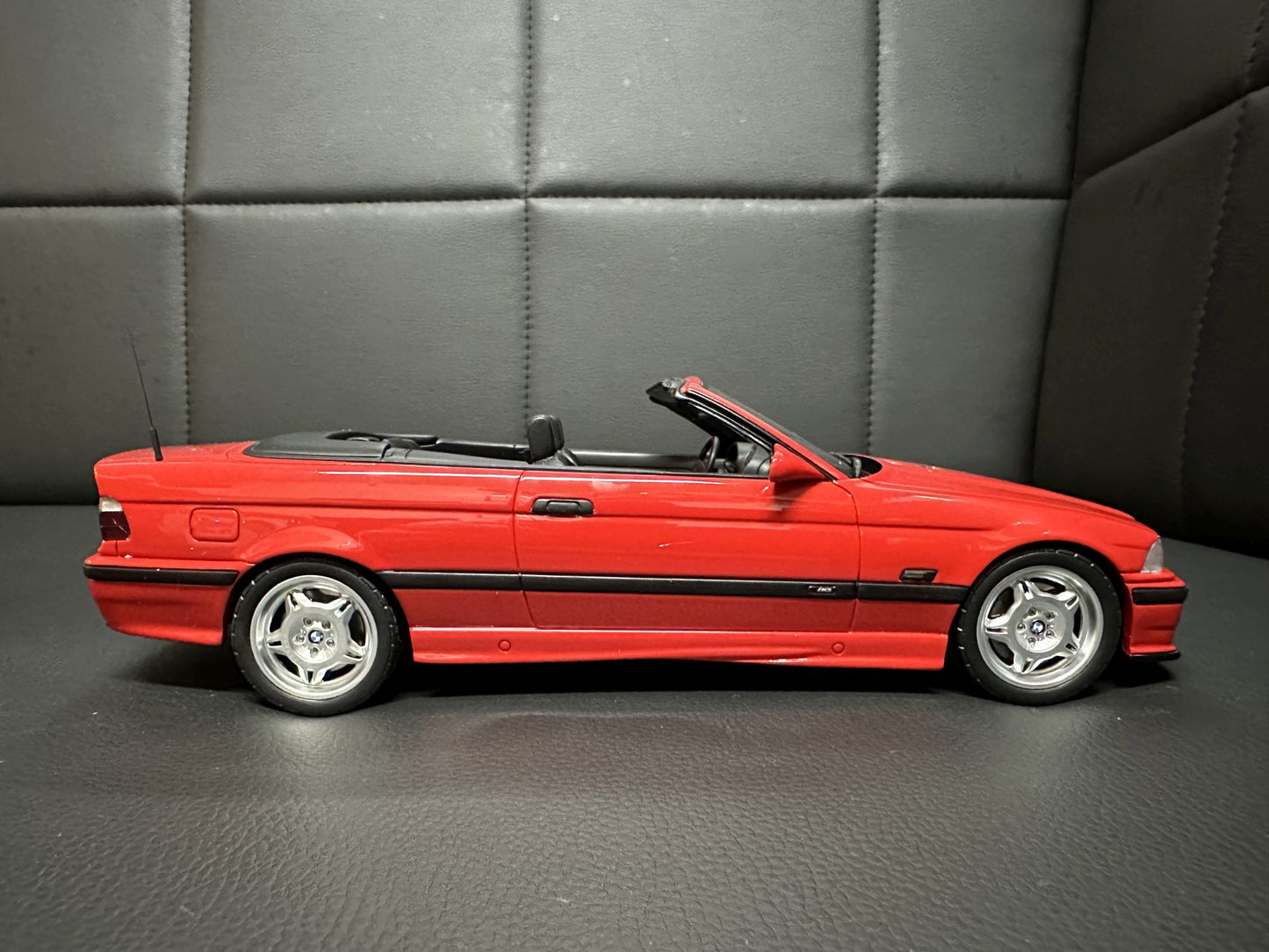 Bmw M3 E36 Cabrio red Limitiert 175/2500 1:18 OTTO OT1048 Бмв M3 Е36 червен Кабрио Лимитирана