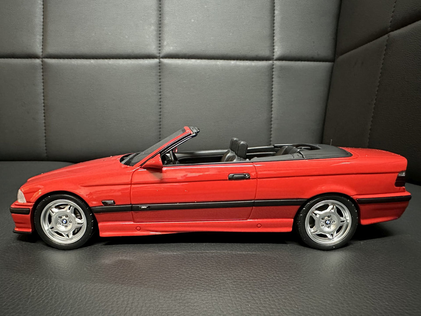 Bmw M3 E36 Cabrio red Limitiert 175/2500 1:18 OTTO OT1048 Бмв M3 Е36 червен Кабрио Лимитирана
