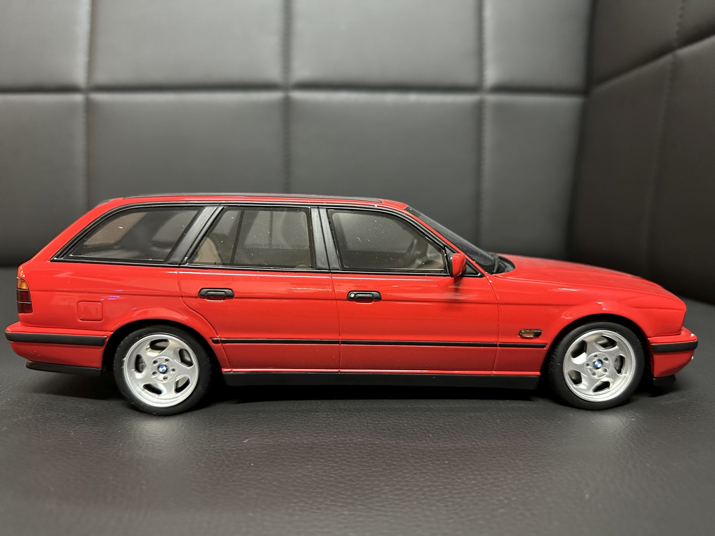 Bmw M5 E34 Kombi red Limitiert 1111/3000 1:18 OTTO OT951 Бмв M5 Е34 Комби червен Лимитирана