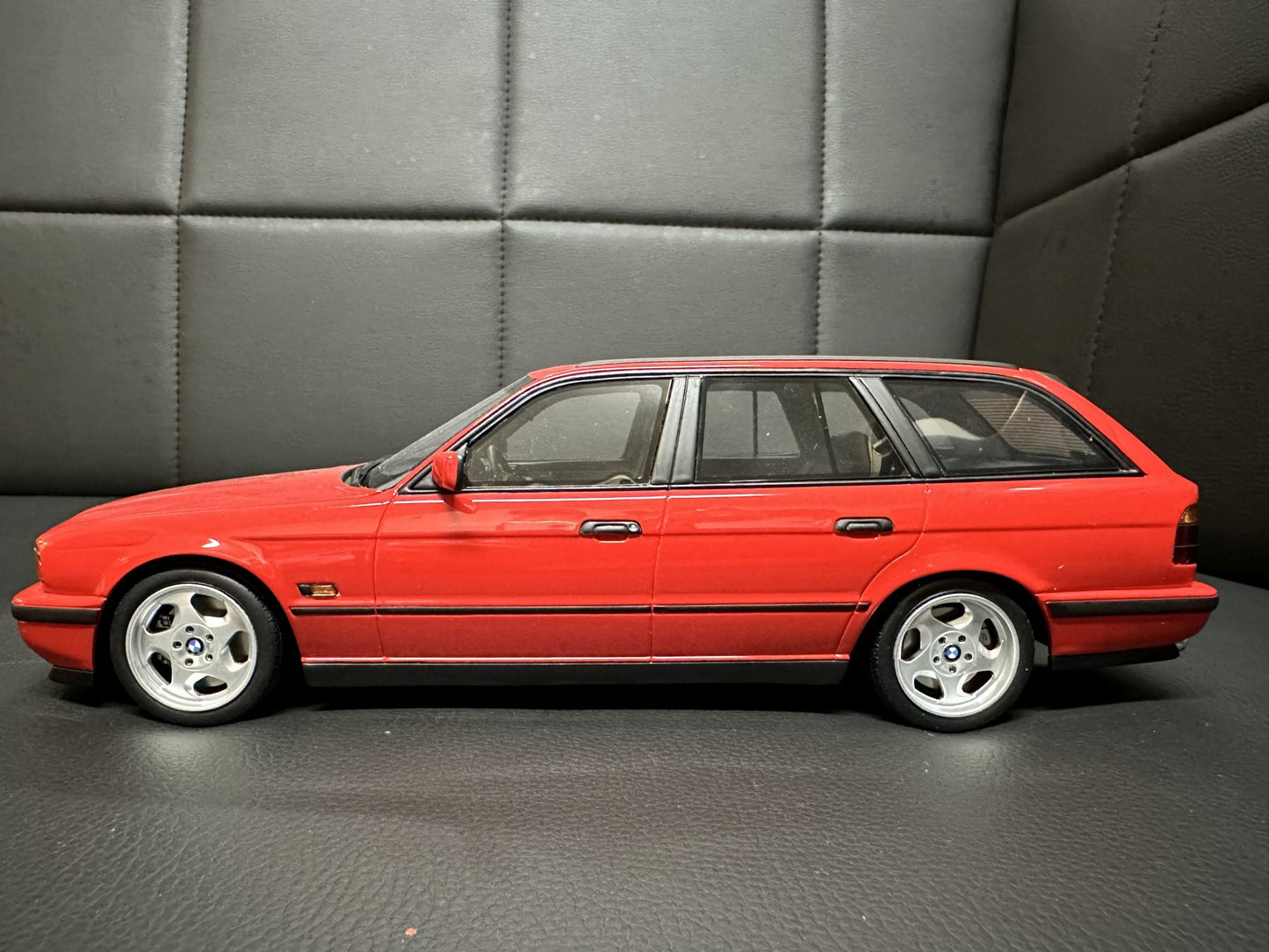 Bmw M5 E34 Kombi red Limitiert 1111/3000 1:18 OTTO OT951 Бмв M5 Е34 Комби червен Лимитирана
