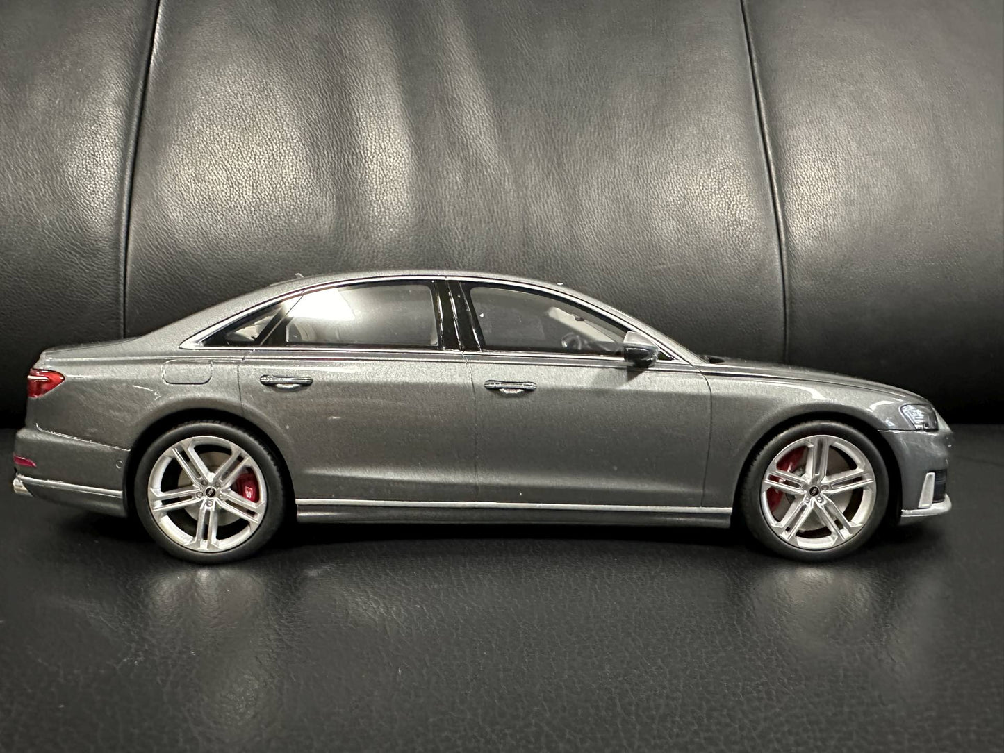 Audi S8 daytona grey Limitiert 255/999 1:18 GT Spirit GT856 Ауди С8 Лимитирана сив