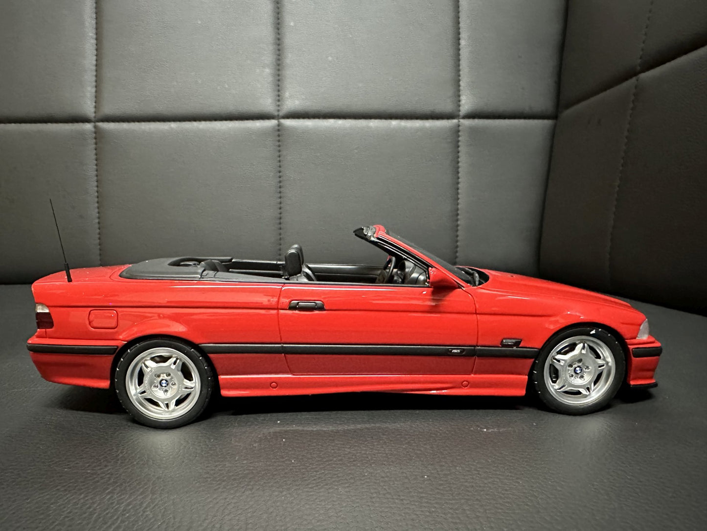 Bmw M3 E36 Cabrio red Limitiert 173/2500 1:18 OTTO OT1048 Бмв M3 Е36 червен Кабрио Лимитирана