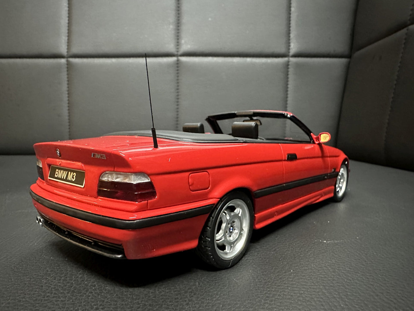 Bmw M3 E36 Cabrio red Limitiert 173/2500 1:18 OTTO OT1048 Бмв M3 Е36 червен Кабрио Лимитирана