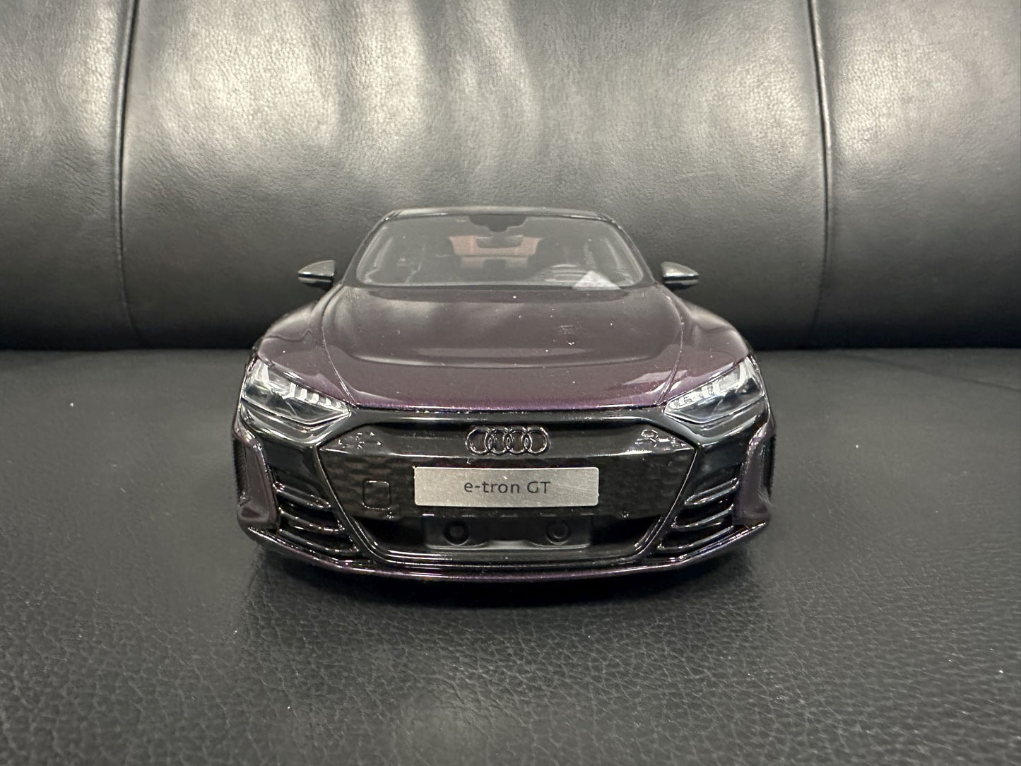Audi RS E-tron GT violet Limitiert 077/999 1:18 GT Spirit GT392 Ауди РС Е Трон ГТ лилав Лимитирана