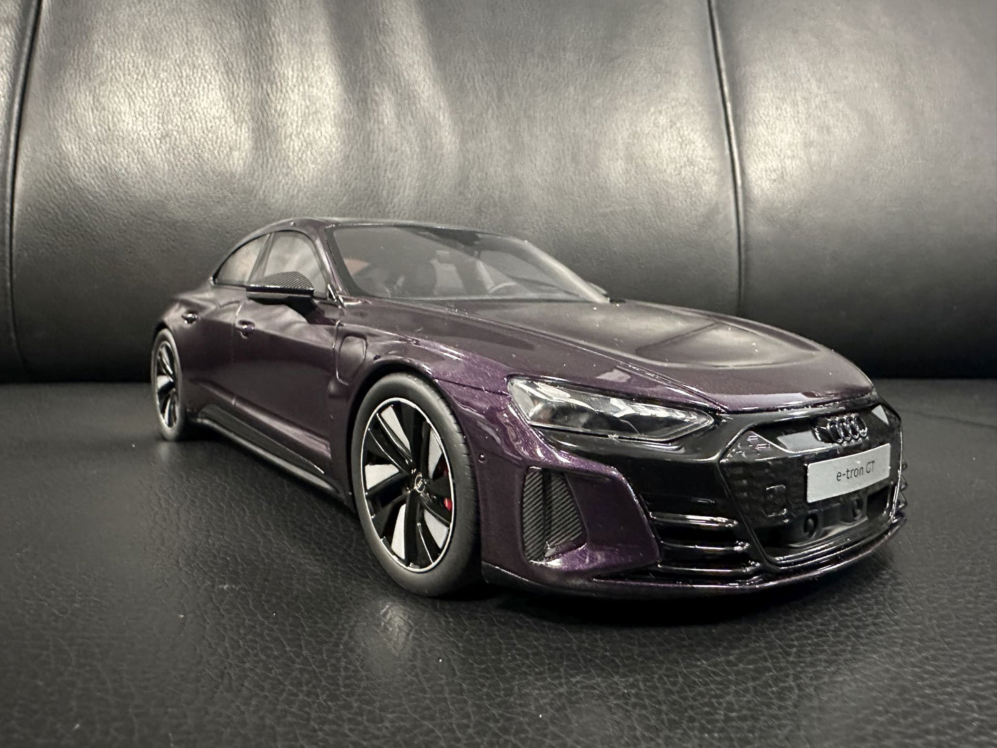 Audi RS E-tron GT violet Limitiert 077/999 1:18 GT Spirit GT392 Ауди РС Е Трон ГТ лилав Лимитирана