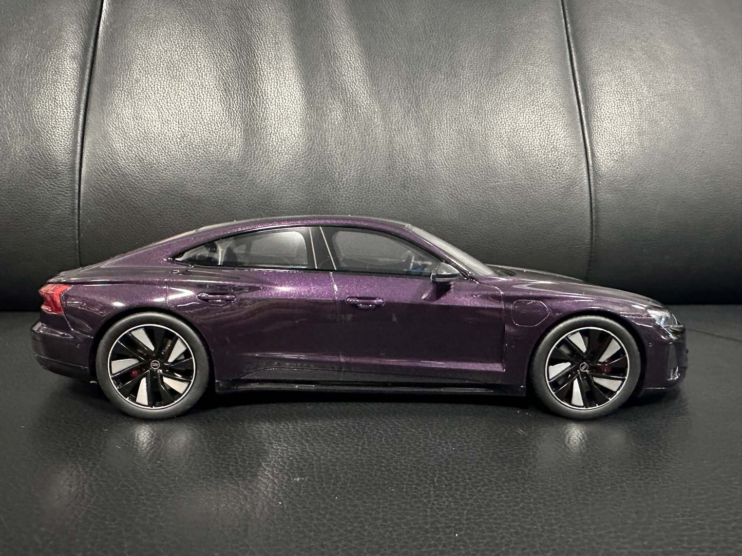 Audi RS E-tron GT violet Limitiert 077/999 1:18 GT Spirit GT392 Ауди РС Е Трон ГТ лилав Лимитирана