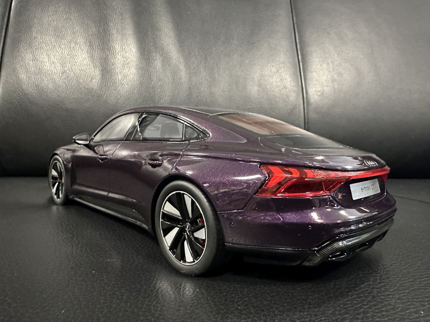 Audi RS E-tron GT violet Limitiert 077/999 1:18 GT Spirit GT392 Ауди РС Е Трон ГТ лилав Лимитирана