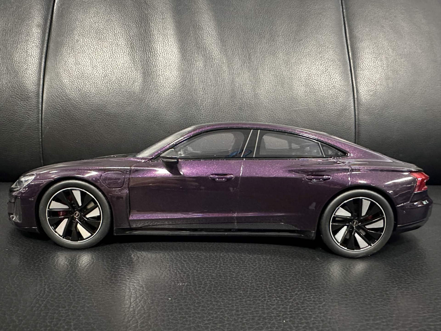 Audi RS E-tron GT violet Limitiert 077/999 1:18 GT Spirit GT392 Ауди РС Е Трон ГТ лилав Лимитирана