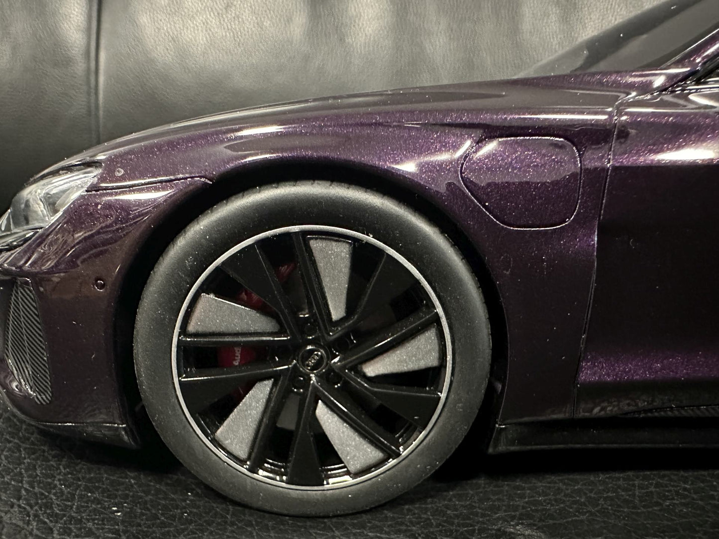 Audi RS E-tron GT violet Limitiert 077/999 1:18 GT Spirit GT392 Ауди РС Е Трон ГТ лилав Лимитирана