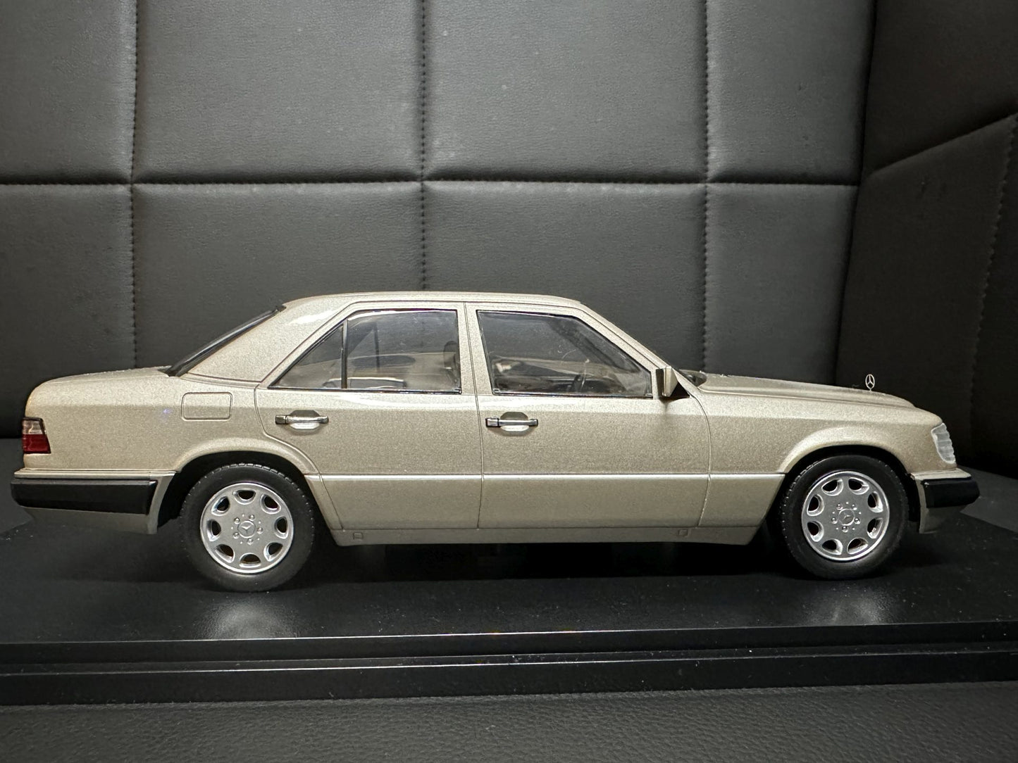 Mercedes Benz E Klasse 1989 W124 hell brown 1:18 i Scale Мерцедес Бенц Е Класа 1989 бежов
