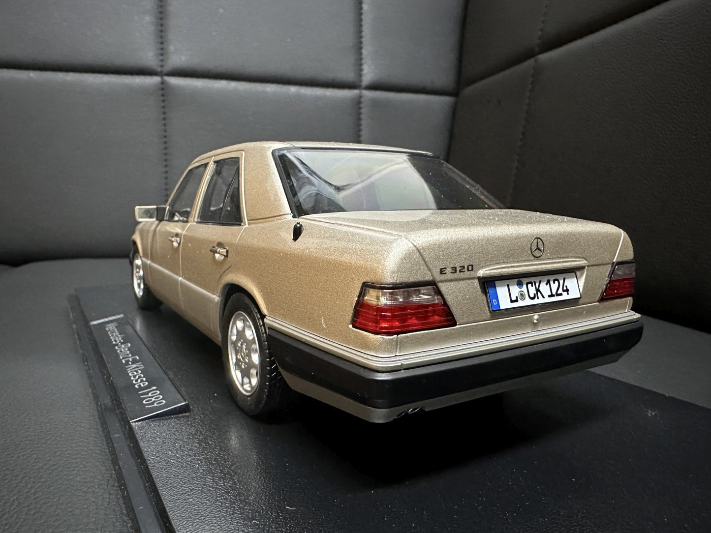 Mercedes Benz E Klasse 1989 W124 hell brown 1:18 i Scale Мерцедес Бенц Е Класа 1989 бежов