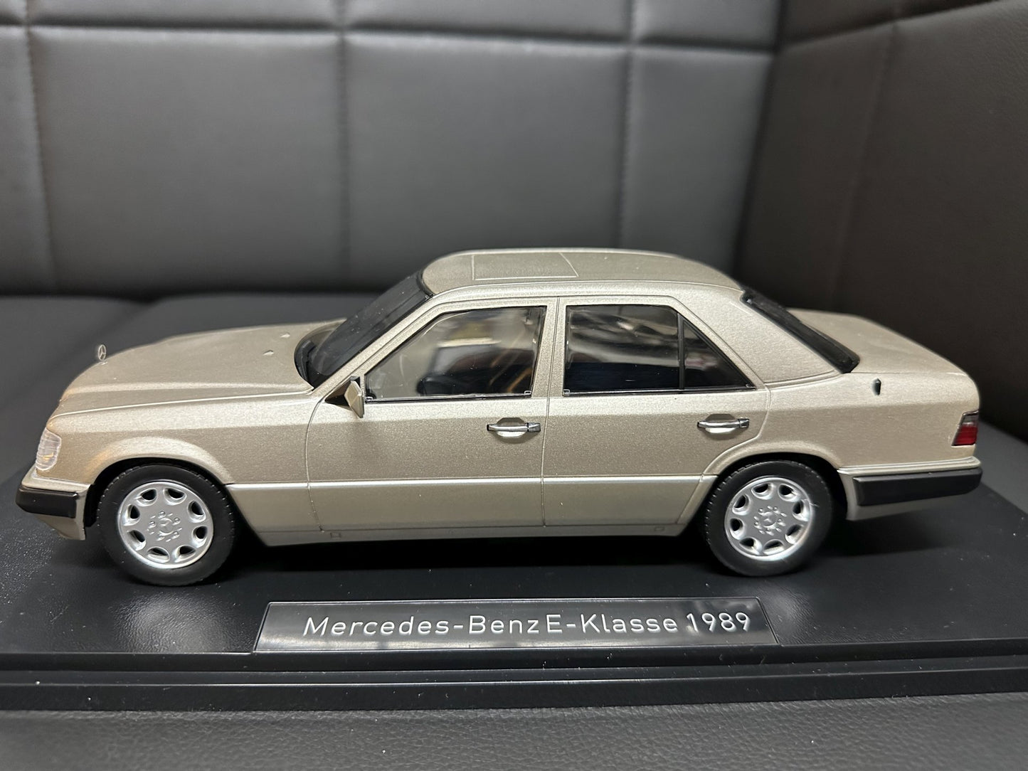 Mercedes Benz E Klasse 1989 W124 hell brown 1:18 i Scale Мерцедес Бенц Е Класа 1989 бежов