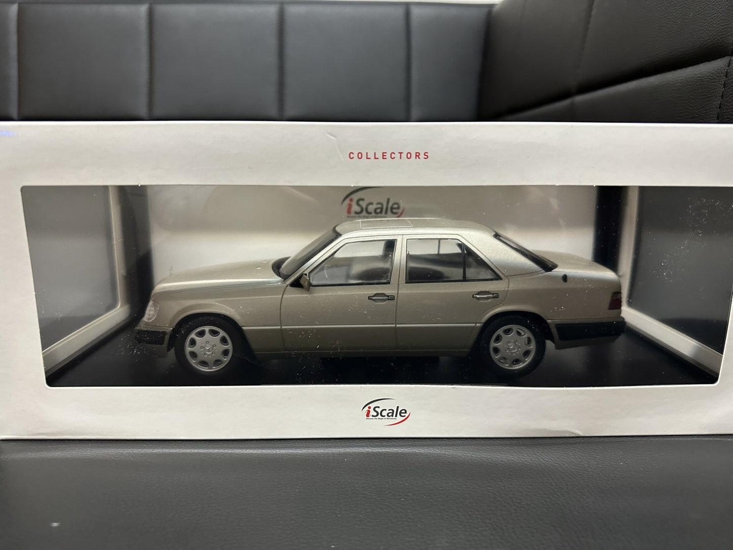 Mercedes Benz E Klasse 1989 W124 hell brown 1:18 i Scale Мерцедес Бенц Е Класа 1989 бежов