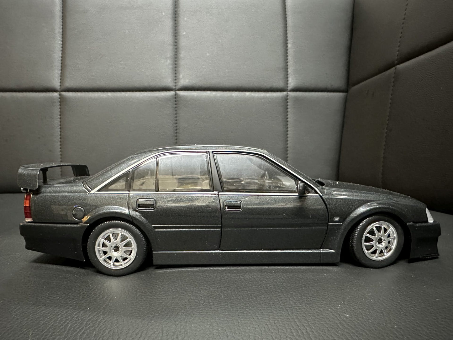 Opel Omega EVO500 1990 black 1:18 Solido S1809701 Опел Омега ЕВО500 1990 черен