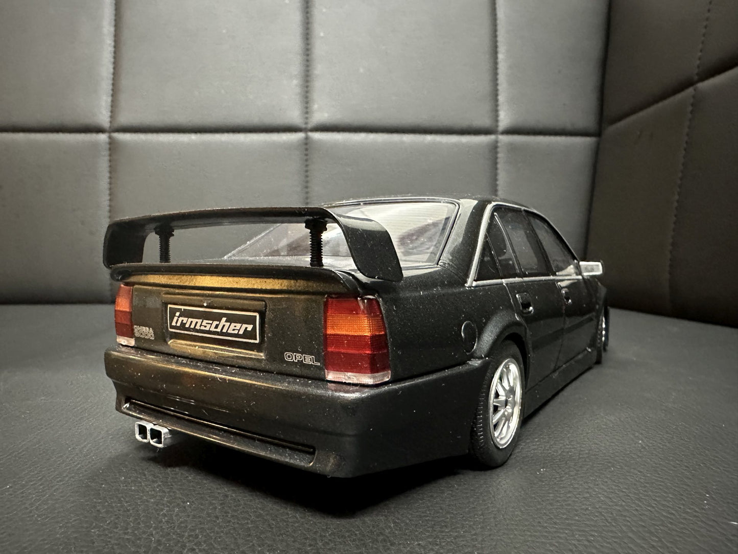Opel Omega EVO500 1990 black 1:18 Solido S1809701 Опел Омега ЕВО500 1990 черен