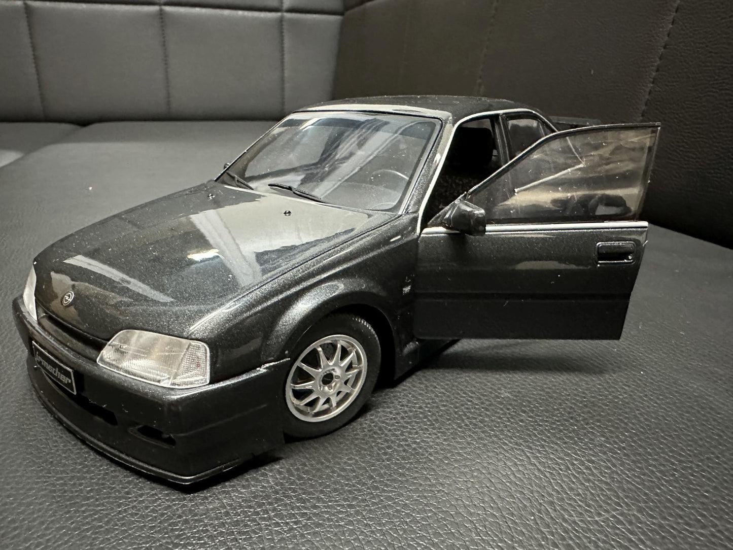 Opel Omega EVO500 1990 black 1:18 Solido S1809701 Опел Омега ЕВО500 1990 черен