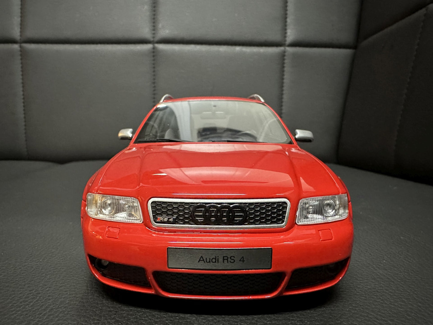 Audi RS4 B5 Kombi red Limitiert 860/2000 1:18 OTTO OT1026 Ауди РС4 червен Комби Лимитирана